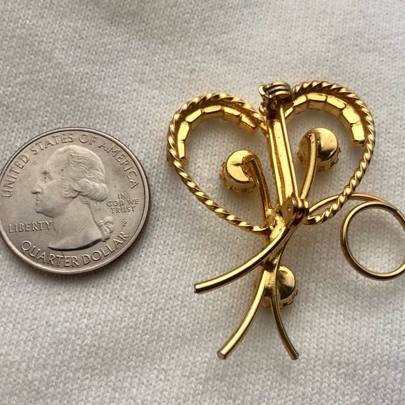 Vintage Estate Brooch Gold Tone Clear Prong set stones Heart Flower Twisted Wire - Picture 4 of 4